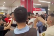 还有下集?广厦光头球迷再次动手打掉手机踹飞上前理论的女记者